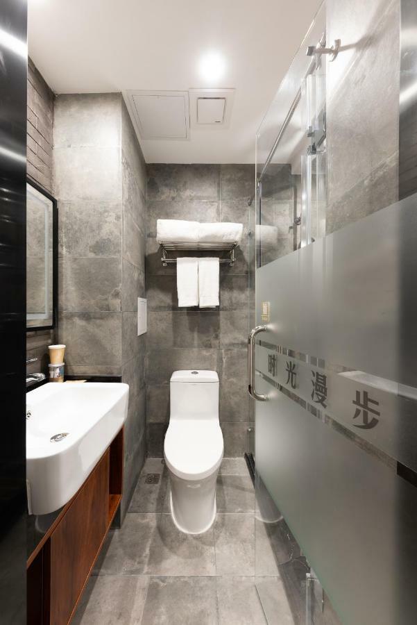 Nostalgia Hotel Near Prince Gong'S Mansion- Beihai Park, Tian'Anmen Square, Nanluoguxiang Hutong, Huguosi Hutong Snack Street, 5 Minutes Walk Away From Ping'Anli Subway Station, Free Ice Cream And Laundry Service,English Communication Well Beijing Exterior photo